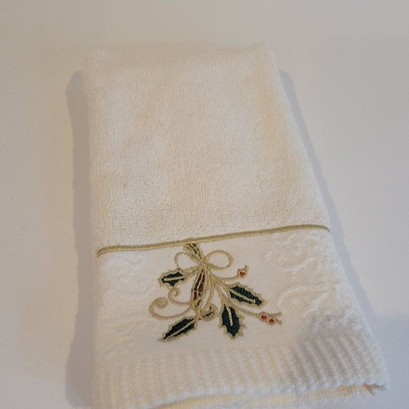 Lenox Bath Lenox Finger Tip Towel Ribbons Holly Ivory Christmas
